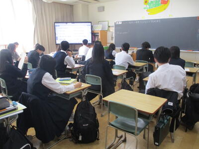 ３年英文読解（はらぺこあおむし）