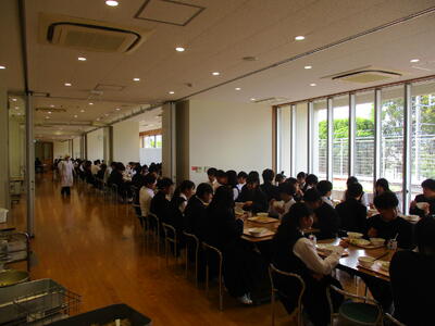 １年生とｉ組　給食